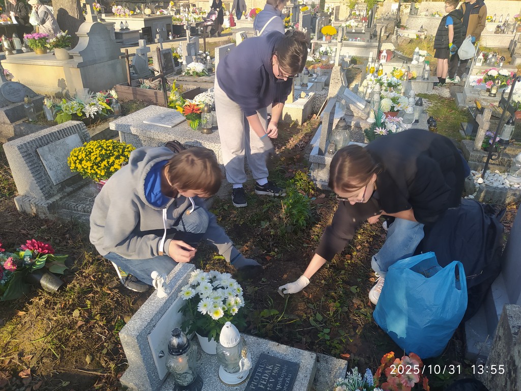 Sprzątanie grobów i zapalenie zniczy na opuszczonych grobach
